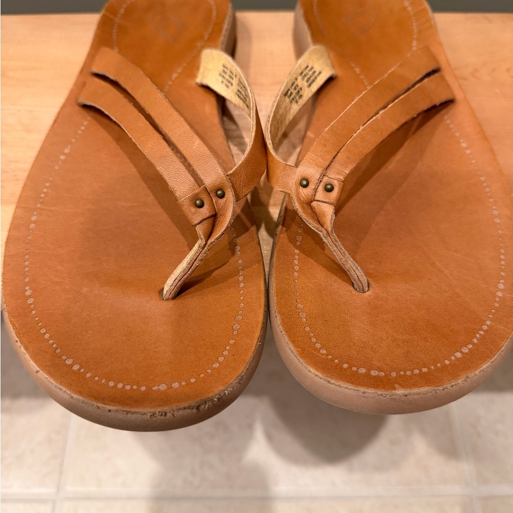 OluKai Women's Tan Leather Thong Sandals
